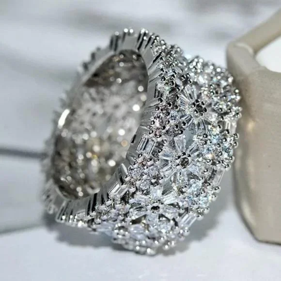 18 CT 925 STERLING SILVER DIAMOND RING, CUTE RING, SHINY RING. - Picture 5 of 6